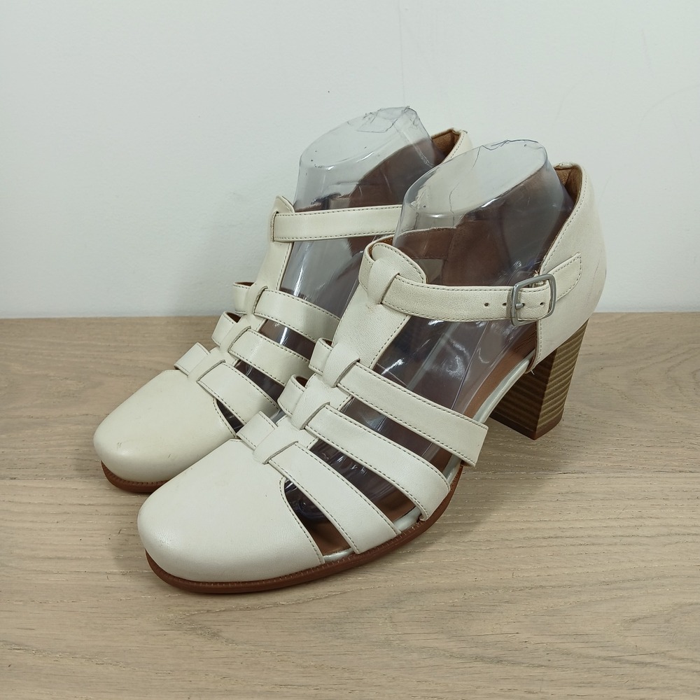Clarks Cream Fisherman Sandals 9.5 Block Heel Closed Toe Strappy Ankle Buckle